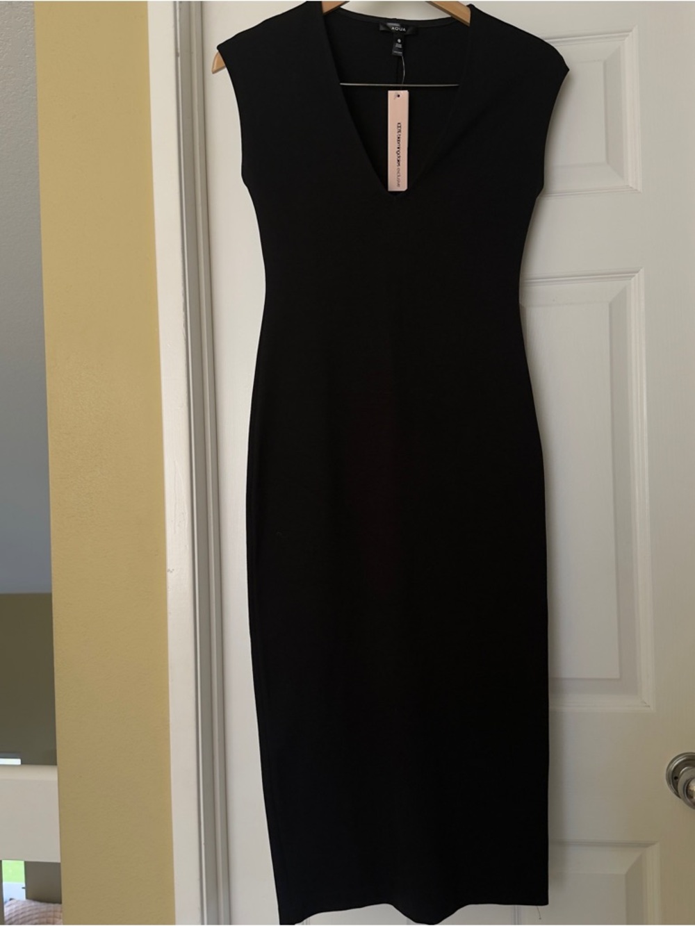 Aqua from Bloomingdale’s Black V-Neck Cap Sleeve Midi Sheath Knit Dress Size S